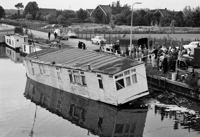 127398 Afbeelding van een door de lage waterstand scheefgezakte woonboot in de Vecht langs het Zandpad te Utrecht.